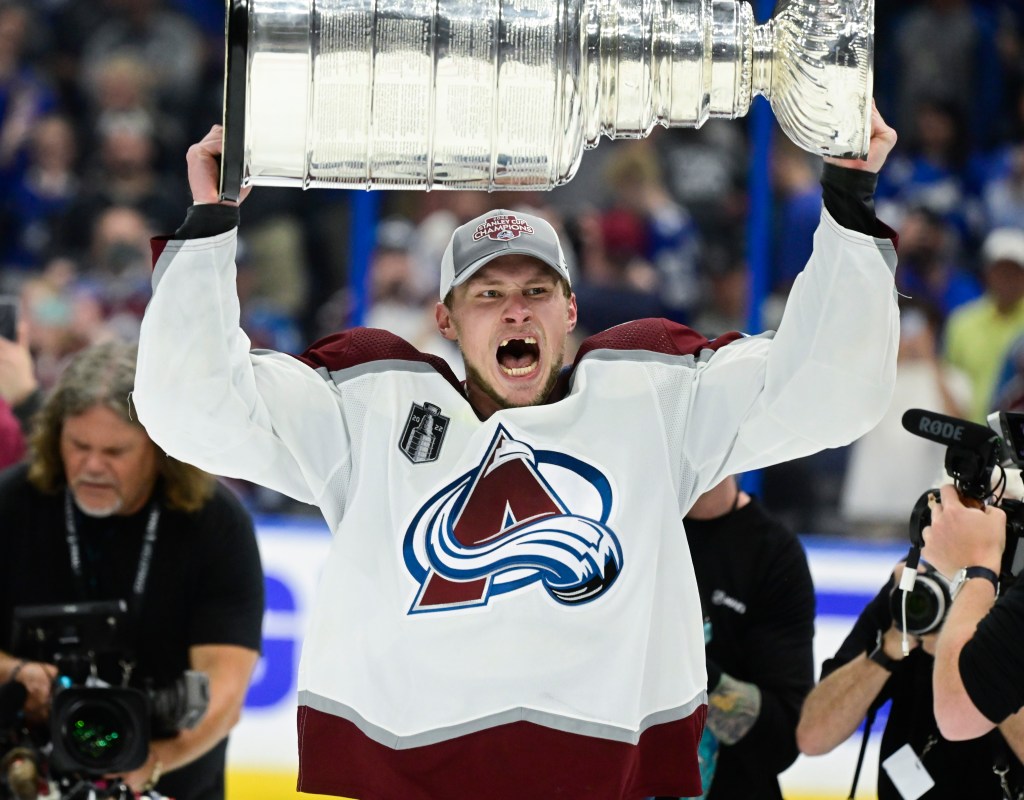Defenseman Avalanche Erik Johnson pensiun setelah 17 tahun di NHL